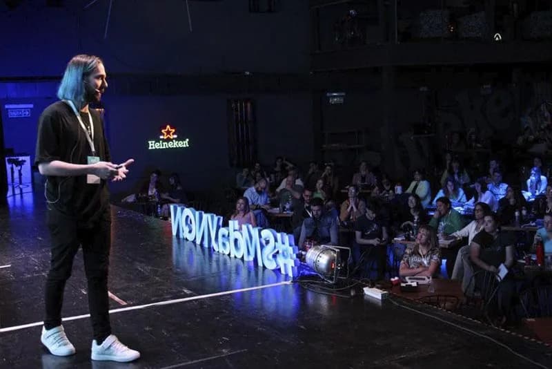 Javier Calzolari en el escenario frente a una pantalla que dice Data Talent